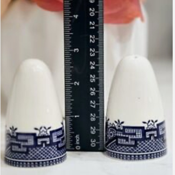 1950s Churchill "Willow" England Blue and White Salt and Pepper Shakers-a Pair - Picture 7 of 7